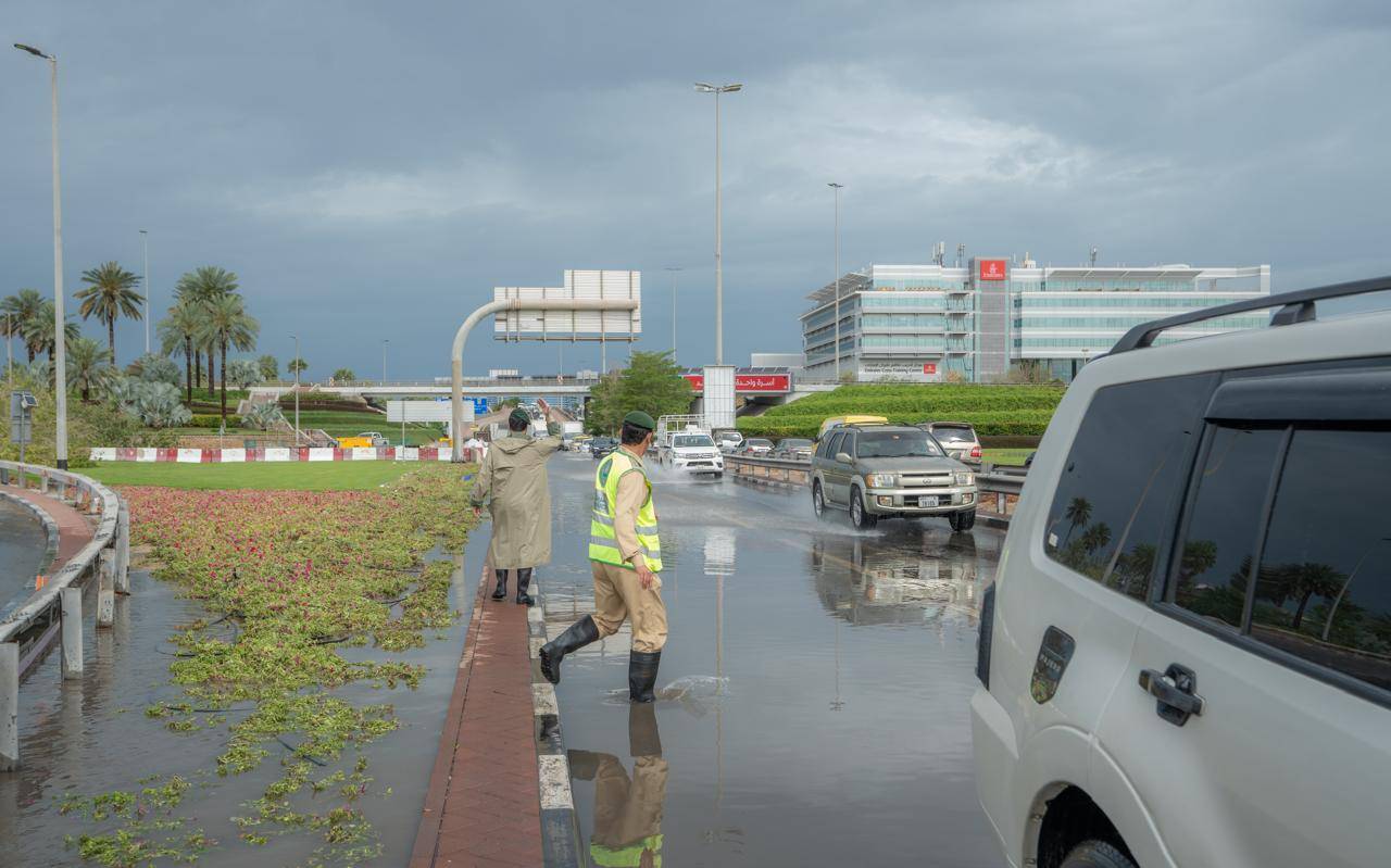 شرطة دبي تنقذ مركبات عالقة وتؤمّن الطرق بجاهزية متكاملة