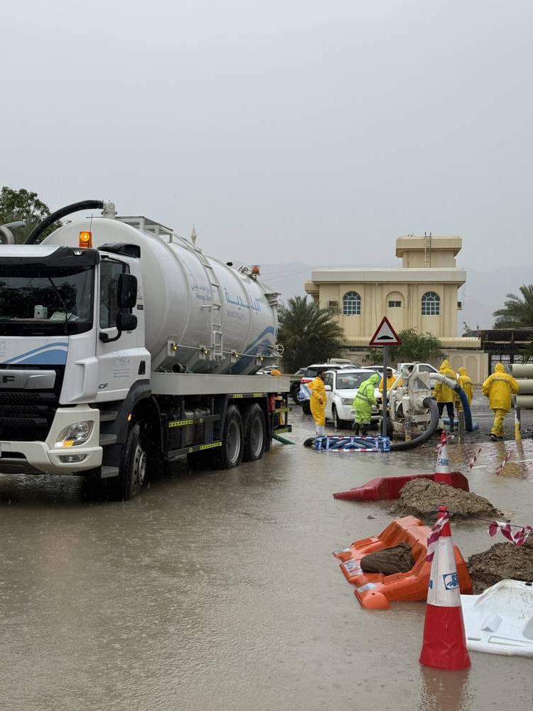 بلدية دبا الحصن تنهي التعامل مع آثار الحالة وتعيد المدينة لأجمل صورة