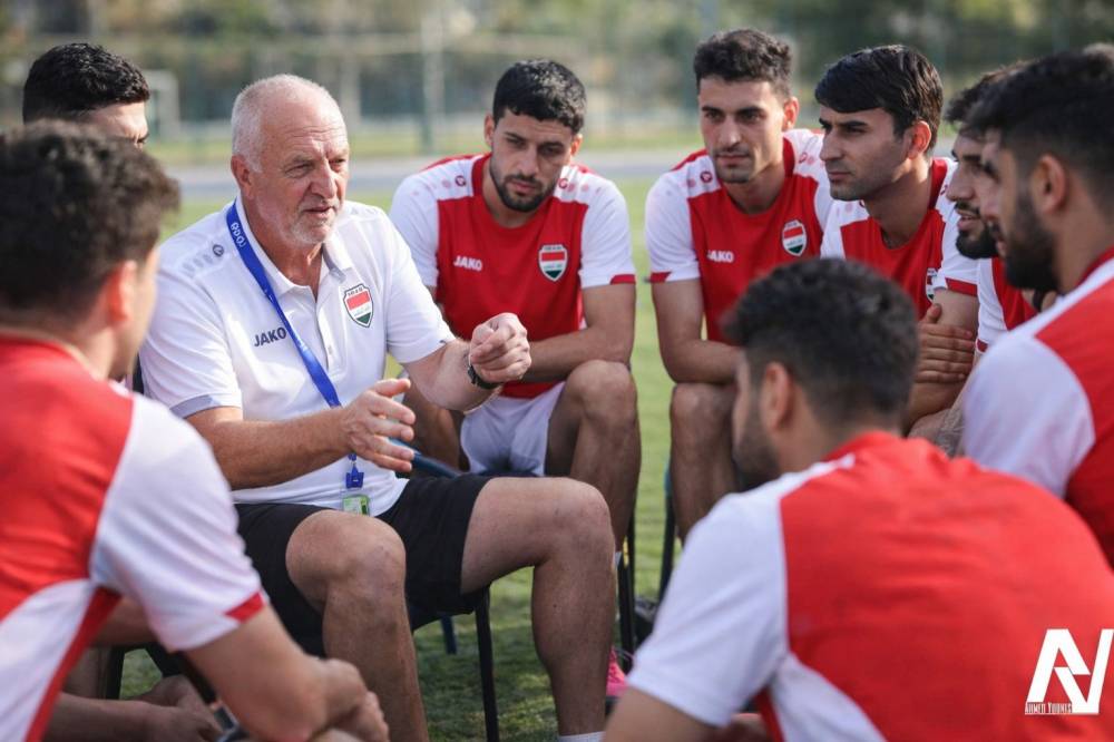 أرنولد مع مجموعة من لاعبي المنتخب العراقي