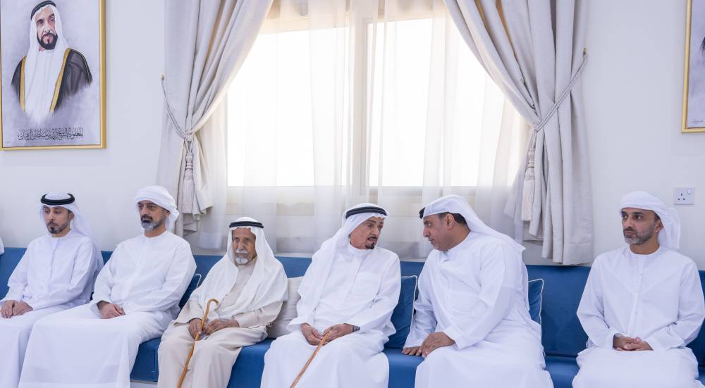 النعيمي وولي عهده يقدّمان واجب العزاء في وفاة خلفان القمزي