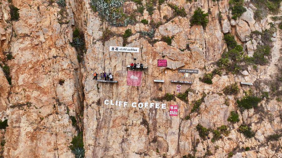 «أخطر مقاهي العالم» جمال على حافة الخطر