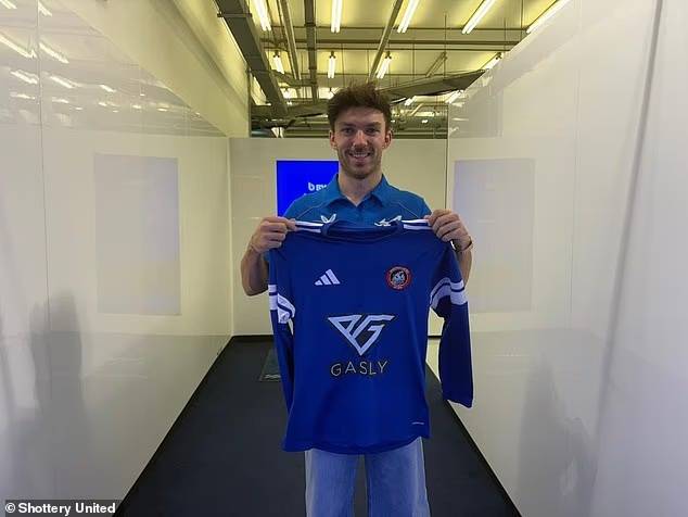 بيير غاسلي سائق ألبين مع قميص الفريق