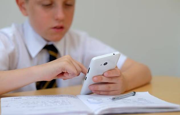 مقاطع فيديو مزيفة تهدد معلمي بريطانيا