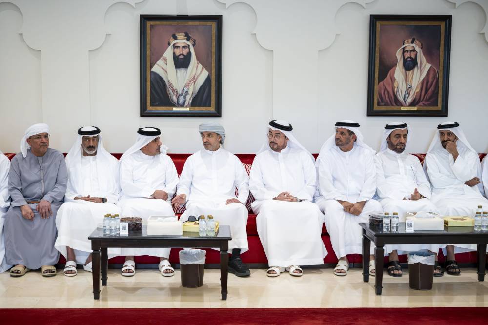 هزاع بن زايد يُعزي في وفاة فاطمة الشامسي