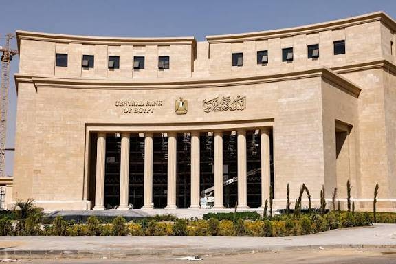 العملاء لن يتأثروا.. المركزي المصري يوضح تفاصيل عمل البنوك «عن بُعد» يوم الأحد