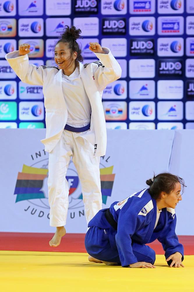 فرحة ميثاء النيادي بالفوز في بطولة سابقة