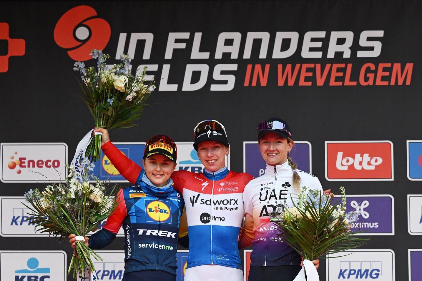 خلال تتويج الفائزات