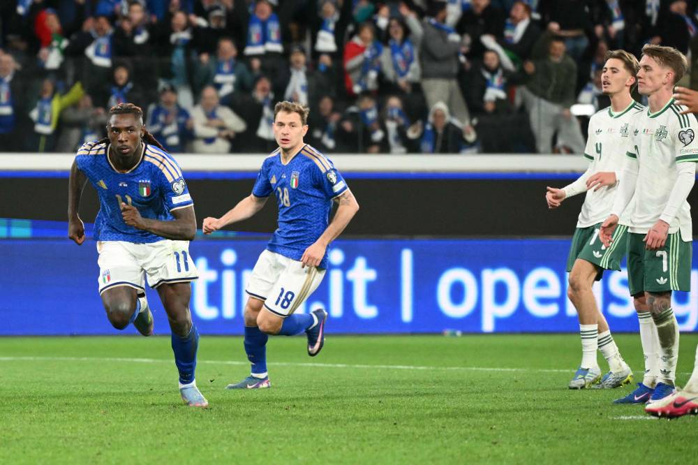 فرحة لاعبي إيطاليا بالفوز على أيرلندا الشمالية