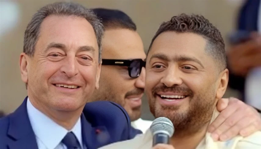 بلحظة عفوية.. سفير فرنسا في مصر يشارك تامر حسني «الدبكة» (فيديو)