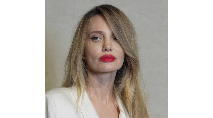 أنجلينا جولي تثير القلق في أسبوع الموضة بشنغهاي.. هل تعاني أزمة صحية؟