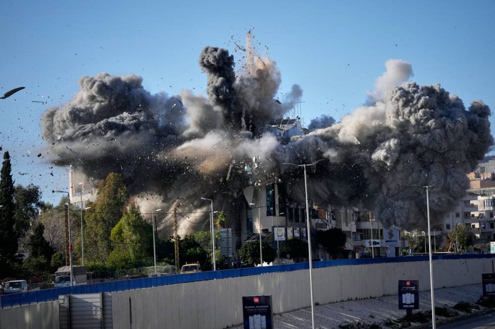 وزير الدفاع الإسرائيلي يتوعد جنوب لبنان بـ«مصير غزة»