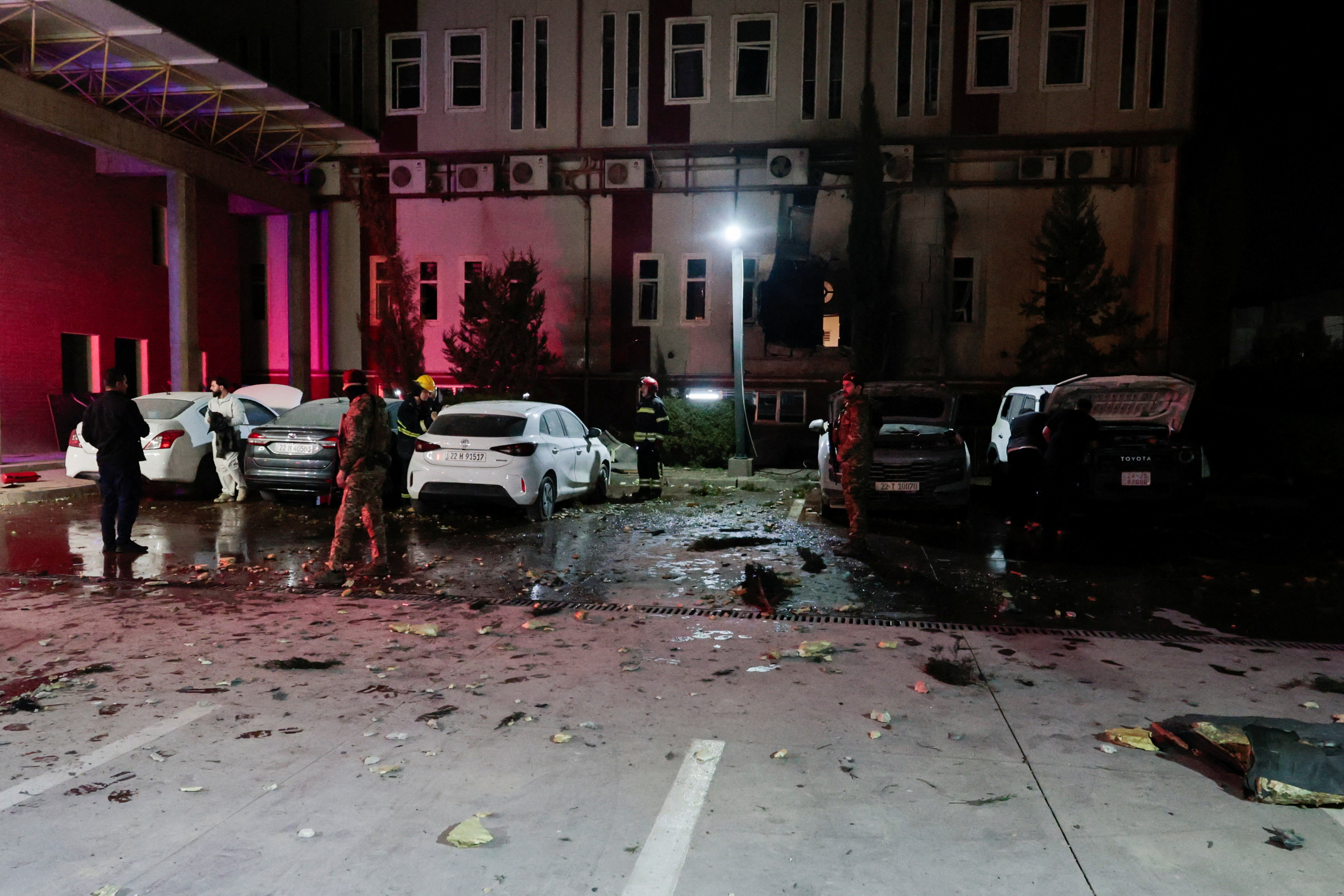 حطام طائرة مسيرة سقطت على مبنى قرب مطار أربيل. (رويترز)