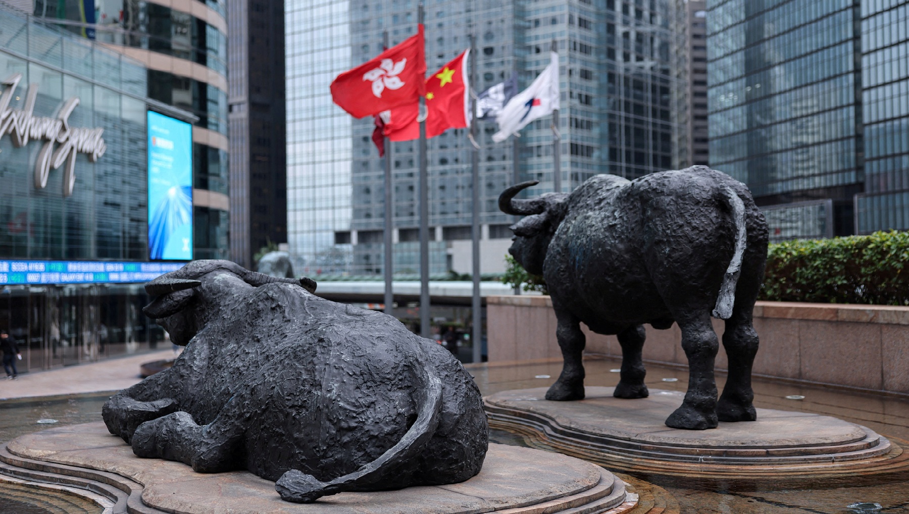 مجسم لثورين أمام سوق الأسهم في هونغ كونغ