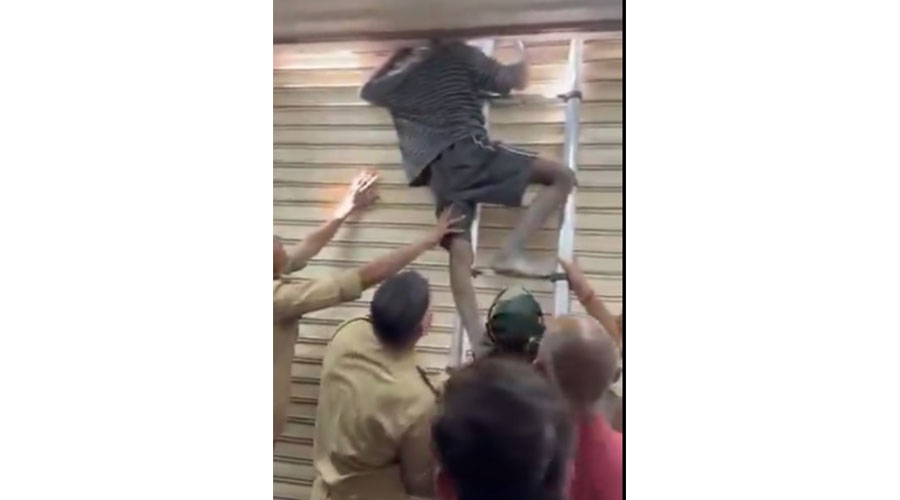 لص يعلق في نافذة ويطلب النجدة