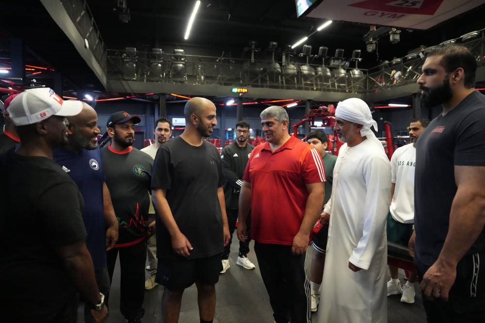 محمد بن سعود يتفقد مسار تحدي رأس الخيمة للياقة البدنية