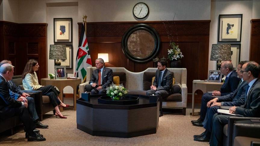 العاهل الأردني خلال استقباله مستشارة الرئيس الفرنسي لشؤون الشرق الأوسط وشمال إفريقيا(بترا)