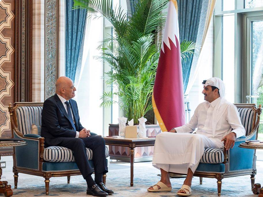 أمير قطر يبحث مع وزير الدفاع اليوناني التطورات الإقليمية