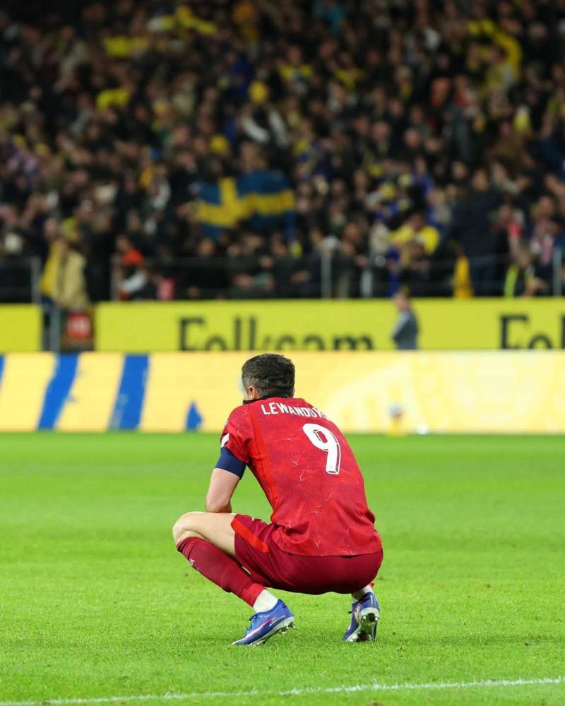 روبرت ليفاندوفسكي يبكي بعد ضياع بطاقة التأهل للمونديال