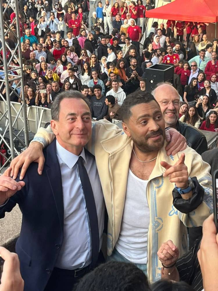 لم يعرفه.. تامر حسني يكشف عن موقف طريف جمعه مع سفير فرنسا في مصر