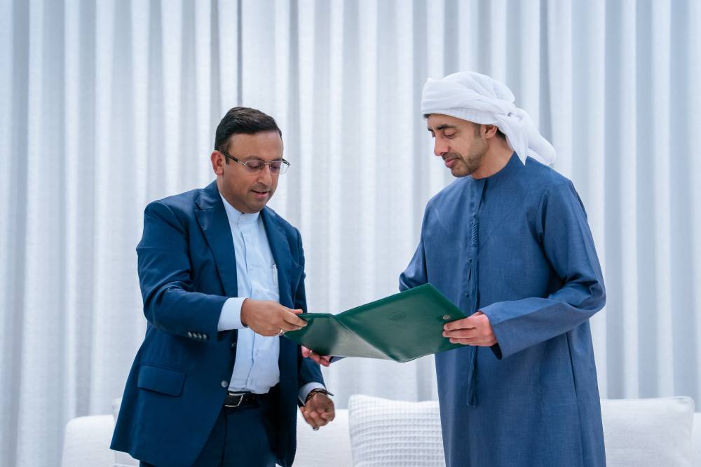 محمد بن زايد يتلقى رسالة خطية من رئيس وزراء بنغلاديش تتصل بالعلاقات