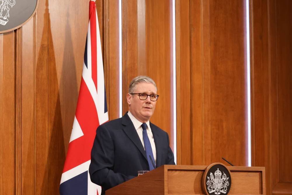  ستارمر يخاطب الصحفيين في مقر رئاسة الحكومة في لندن(بلومبرج)  بلومبرج) 