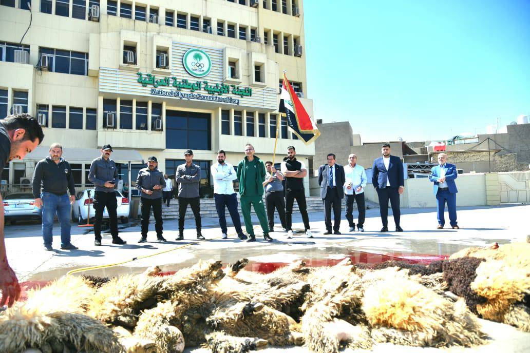 جانب من نحر الذبائح أمام مقر اللجنة الأولمبية الوطنية العراقية