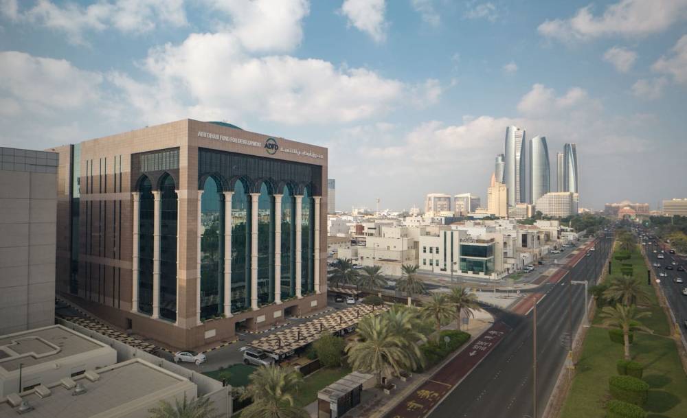 منصور بن زايد: صندوق أبوظبي للتنمية يكرّس حضوره كجسر يربط الإمارات بالعالم