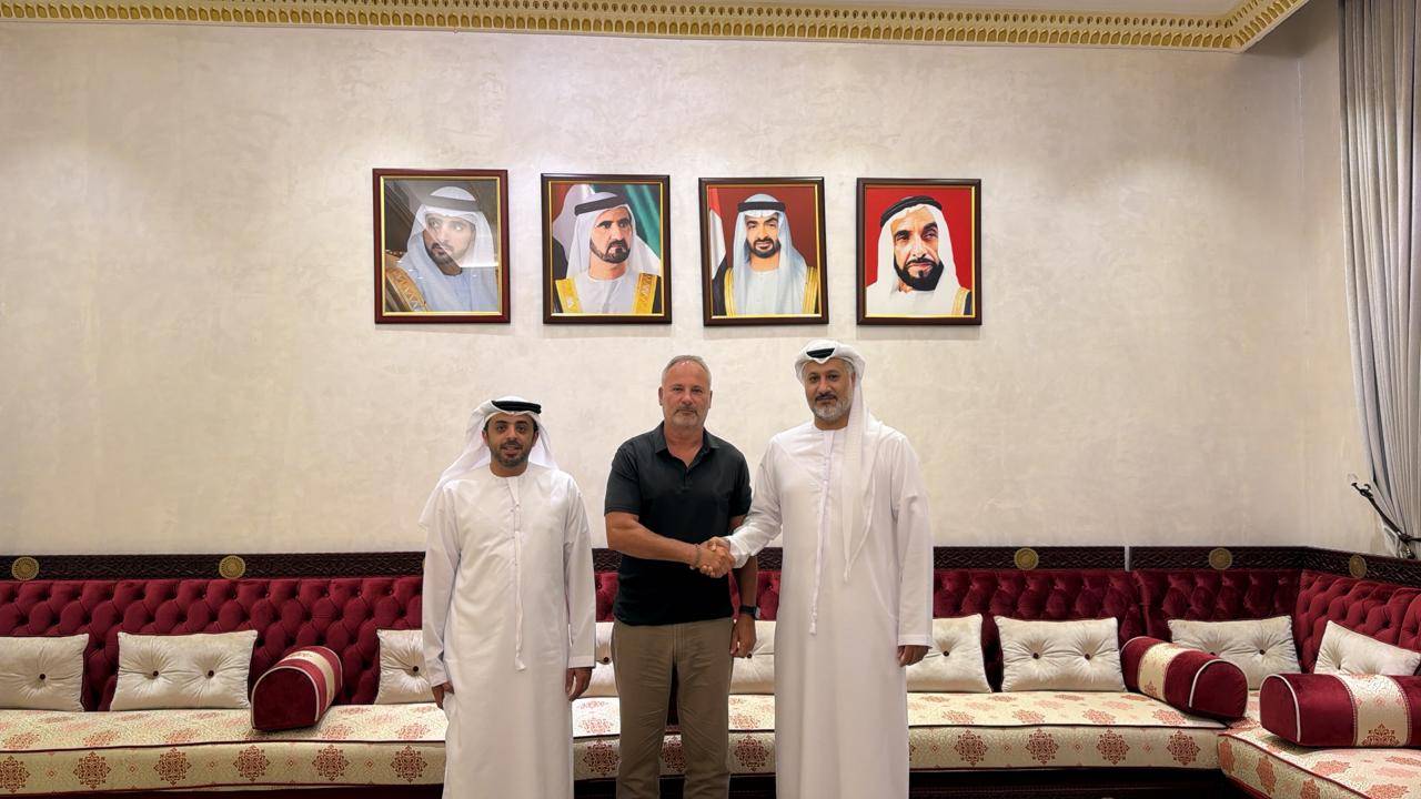 محمد الزعابي وسعود النعيمي والمدرب جاك بينادي