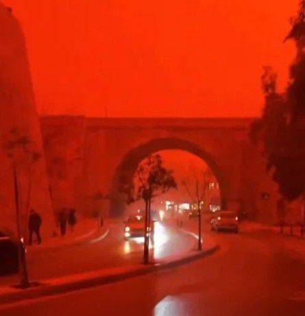 العاصفة الدموية.. ظاهرة مرعبة تلوّن السماء وتثير التساؤلات: هل تصل إلى مصر؟