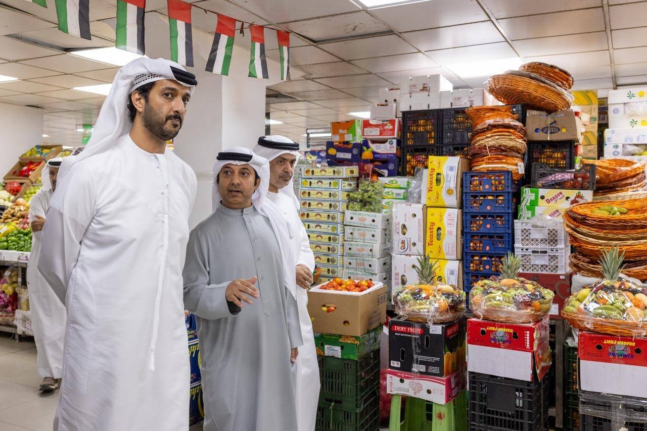 بن طوق: لا مؤشرات على نقص في السلع