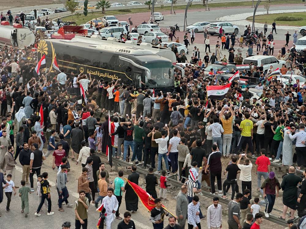 مشجعون في استقبال حافلة المنتخب