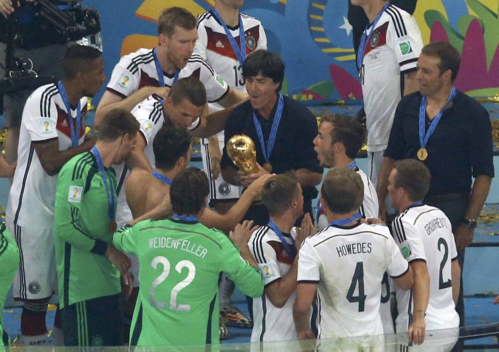 يواكيم لوف يرفع اللقب العالمي مع الماكينات 