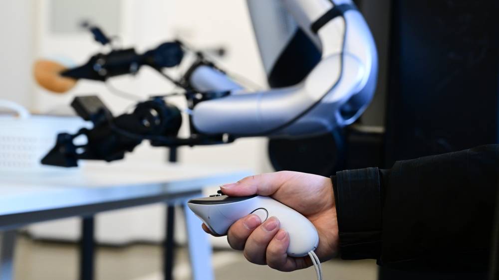 نظام يتيح للروبوتات فهم أوامر البشر وتنفيذها