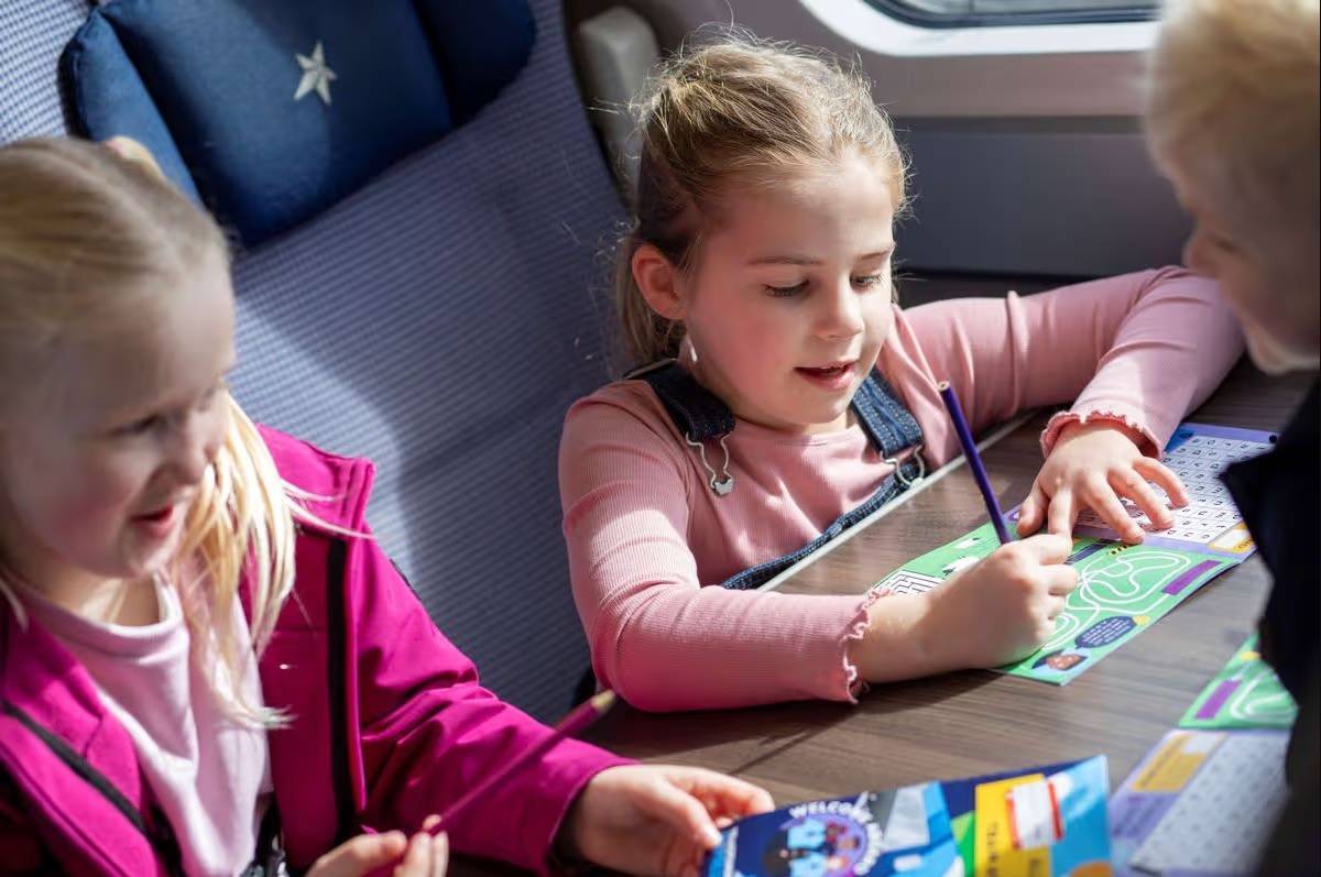 أطفال يستمتعون بكتاب النشاط