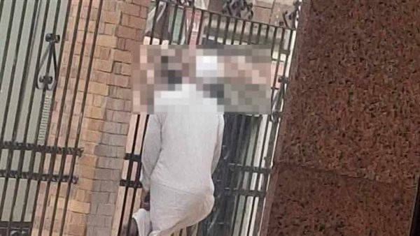 مأساة مسن مصري.. يشنق نفسه على سور المستشفى لتأخر أوراقه الطبية