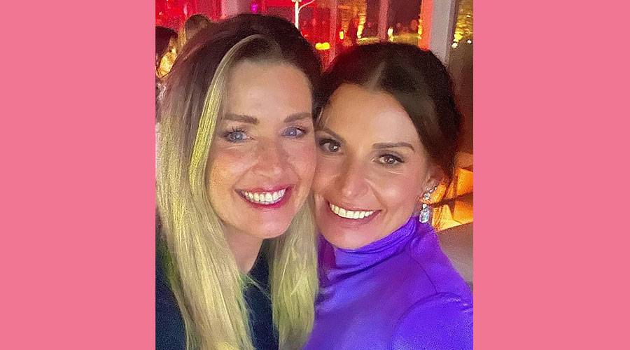 كولين مع إحدى صديقاتها في الحفل