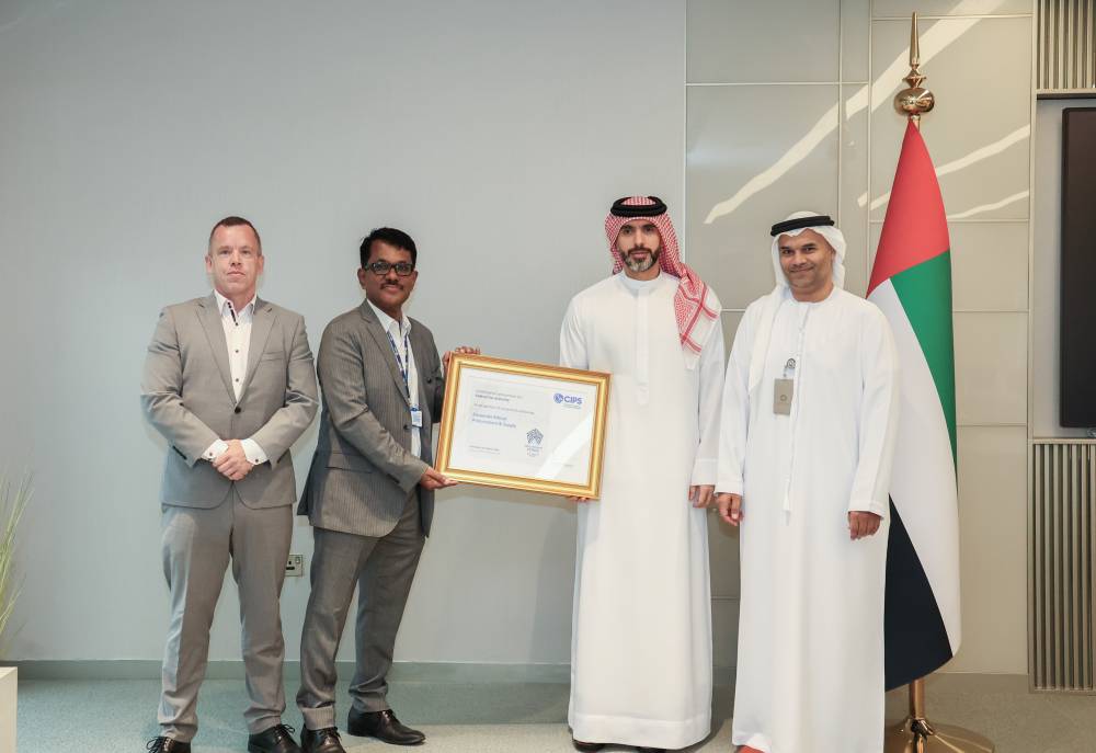 عبد العزيز الملا وجاسم حداد يتسلمان الجائزة