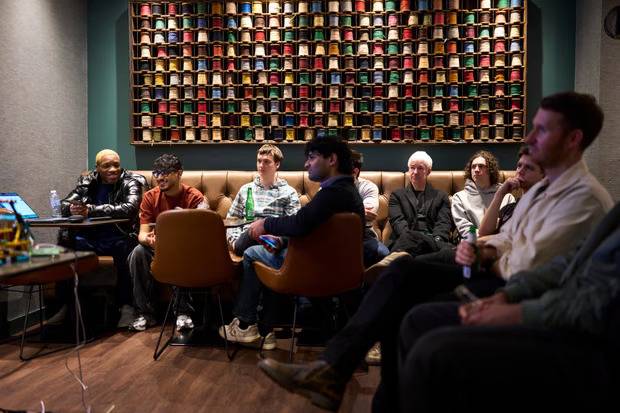 أشخاص حضروا بطلب من الروبوت