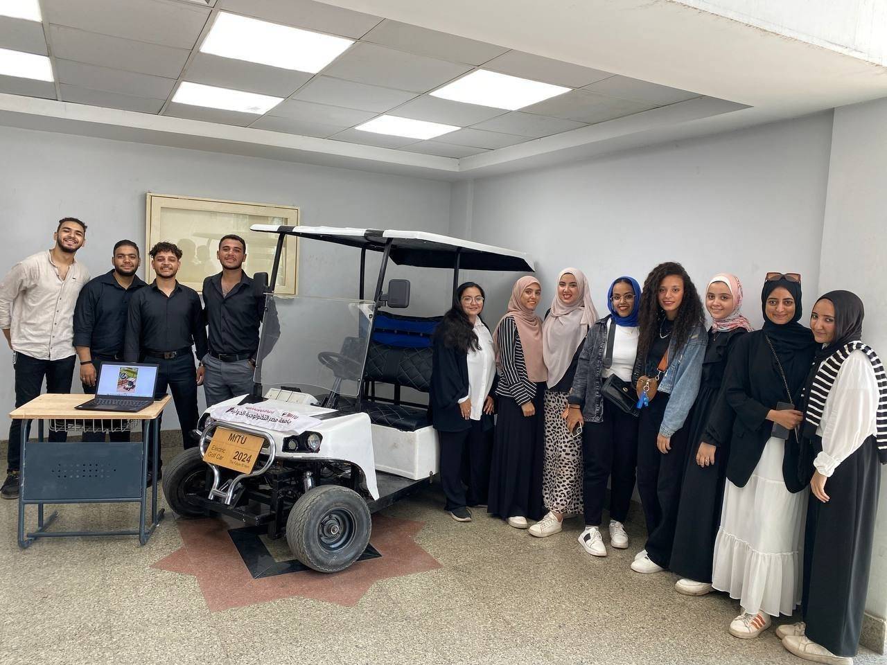 طلاب مصريون يصنعون سيارة جولف كهربائية