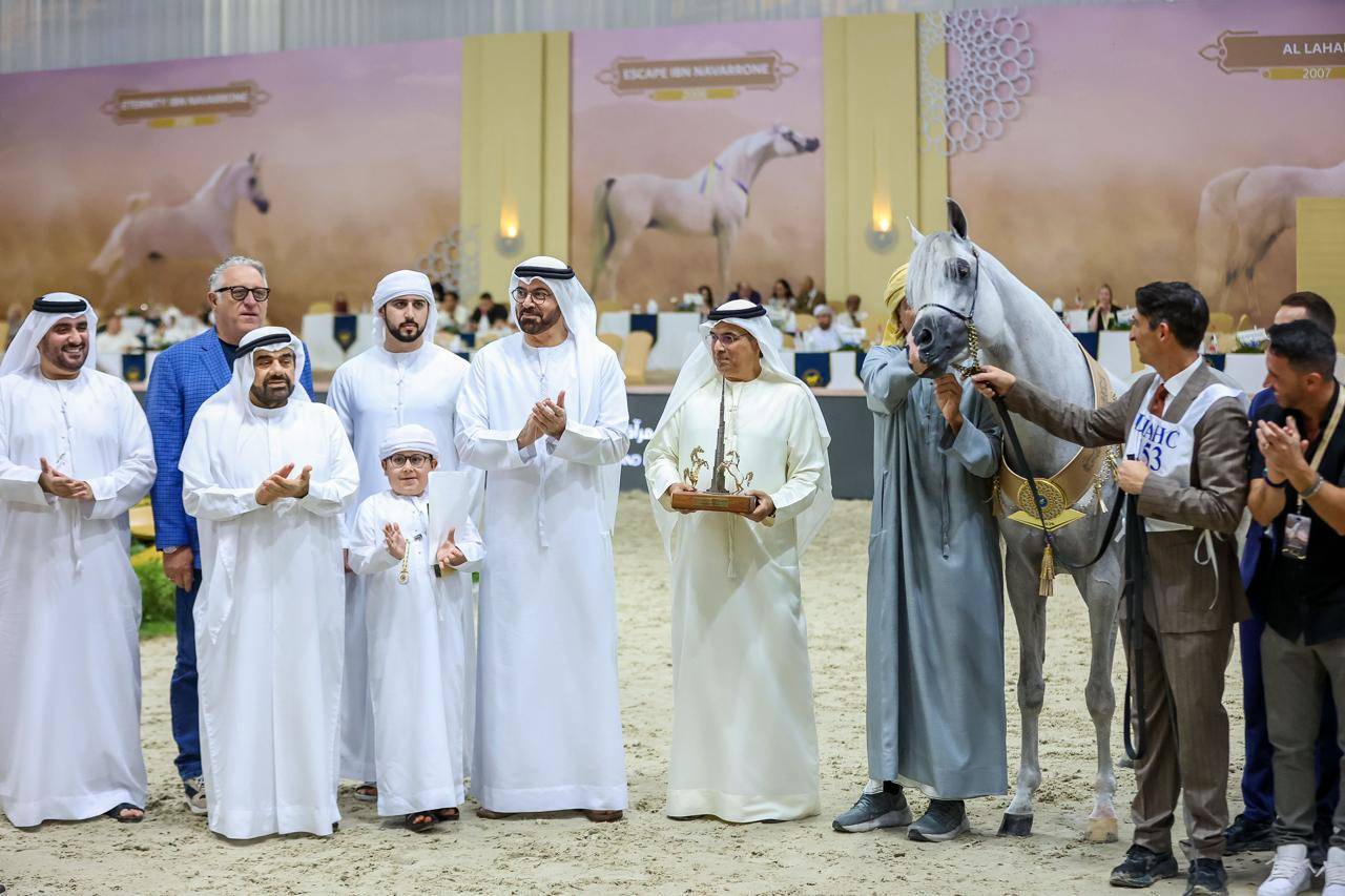 محمد القرقاوي خلال تتويج مربط دبي بعد فوز 