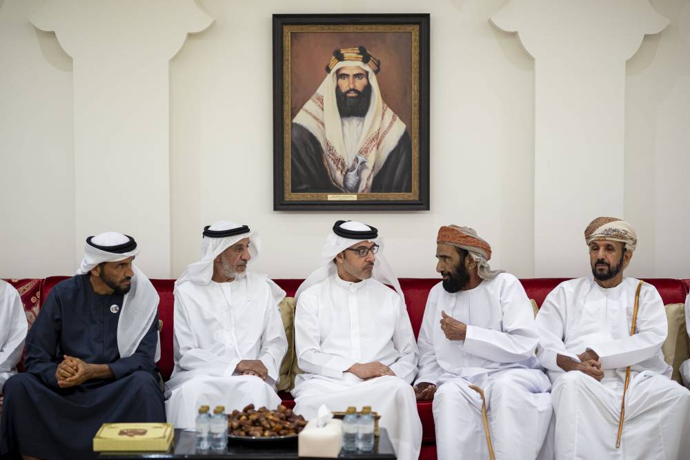 هزاع ونهيان بن زايد يعزيان بوفاة هويدن الكتبي