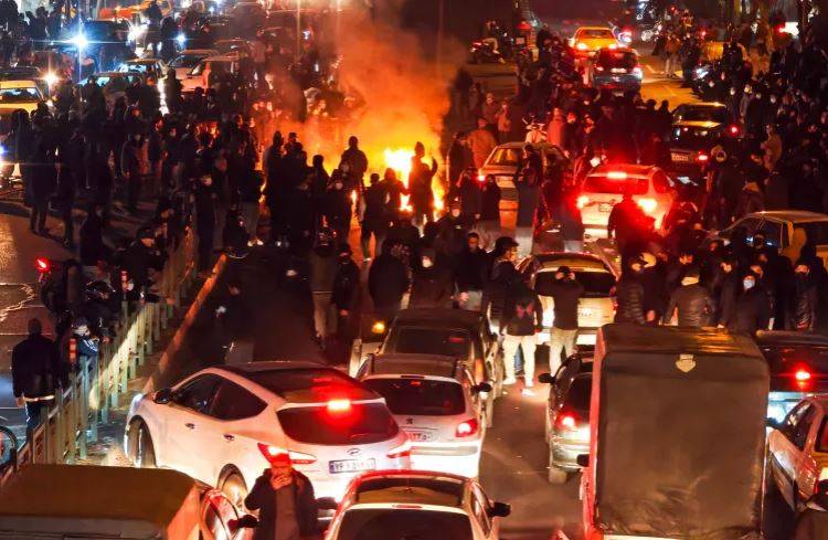 إيران تعدم محتجاً رابعاً بتهمة محاولة اقتحام موقع عسكري سري