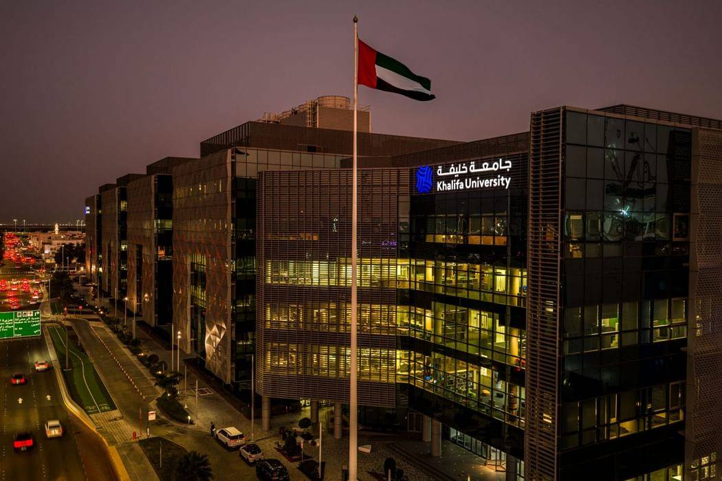 جامعة خليفة تطلق نموذجاً لغوياً للذكاء الاصطناعي بنطاق الترددات الراديوية