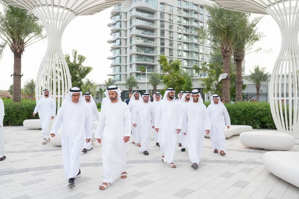 ولي عهد رأس الخيمة يتفقد العمل في مشاريع «رأس الخيمة العقارية» بميناء العرب