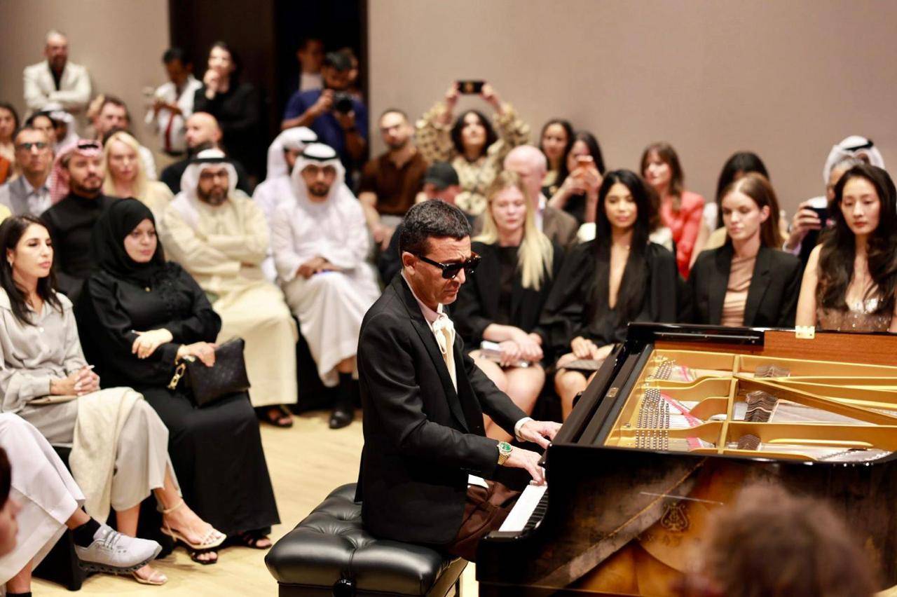 عمر حرفوش يعزف في الحفل