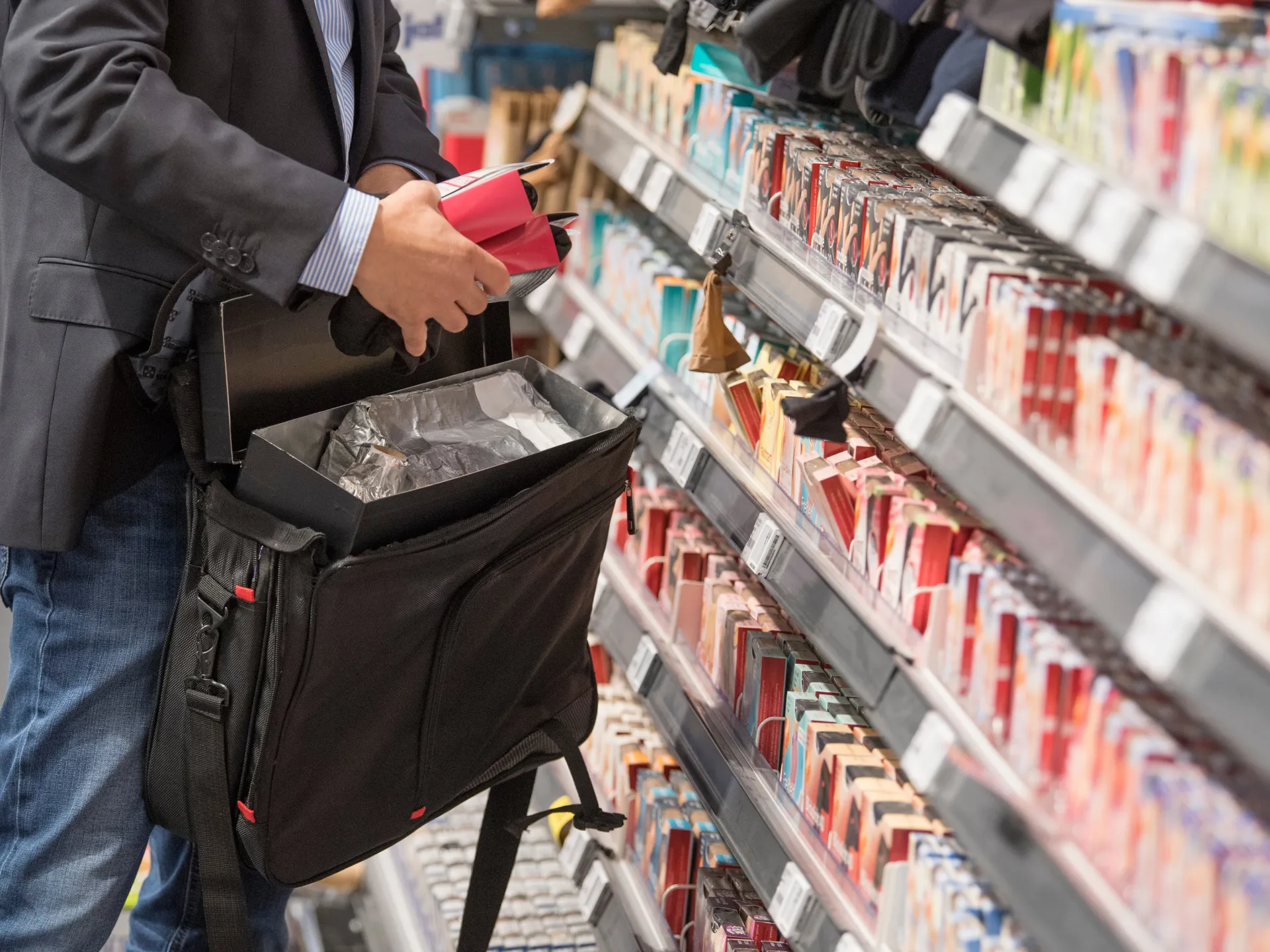 الشجاعة تنهي مسيرة موظف بعد 17 عاماً