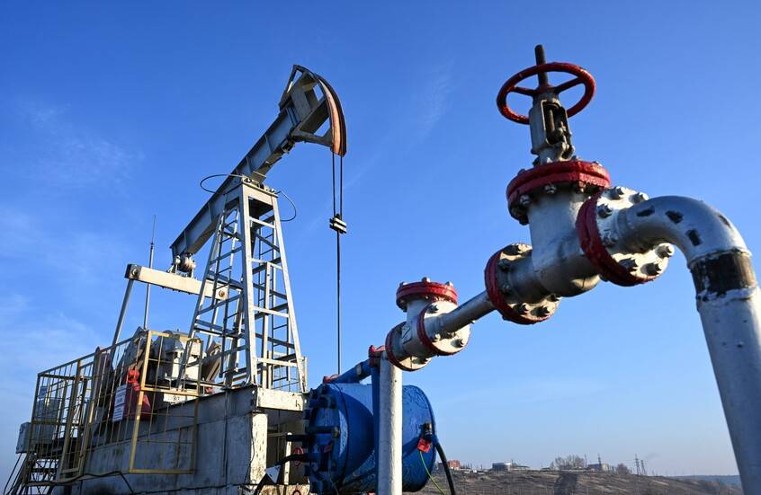 علاوات النفط الخام الأمريكي تقفز مع التنافس على الإمدادات