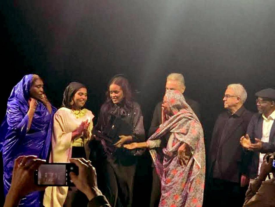 سوزانا ميرغني تتسلم جائزة المهرجان