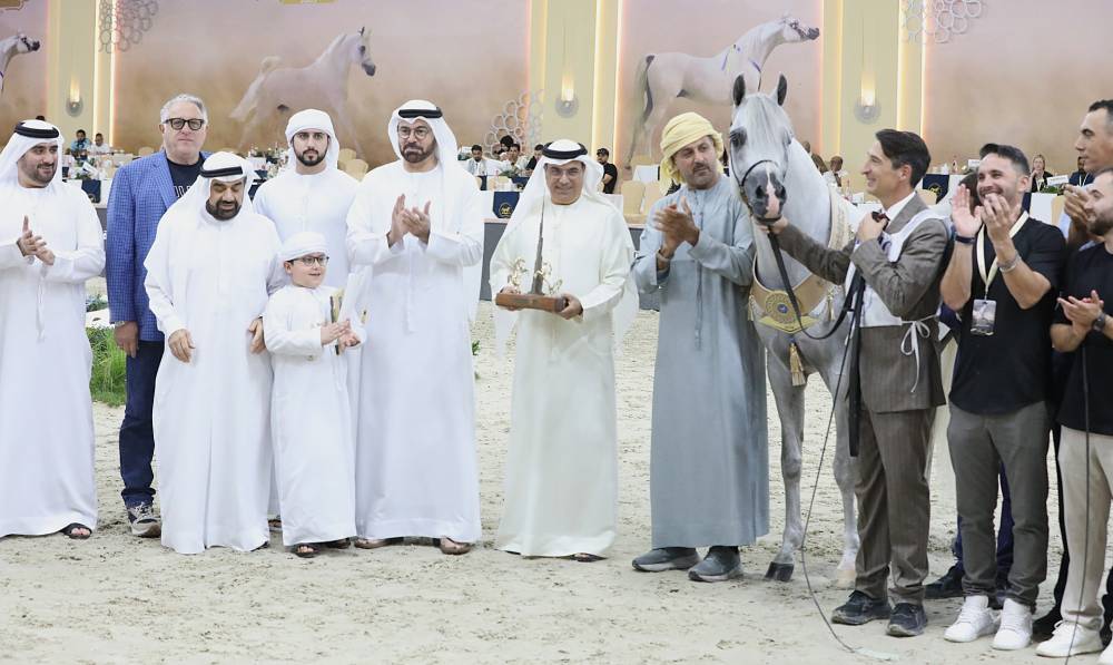 محمد القرقاوي خلال تتويج مربط دبي بعد فوز «دي سيراج»