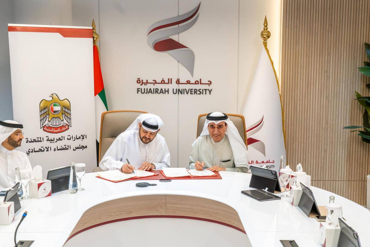 الجاسم والنعيمي خلال توقيع الاتفاقية 